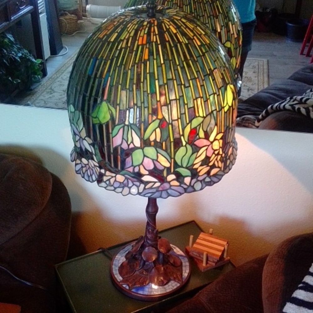 Tiffany Style flowering lotus lamp